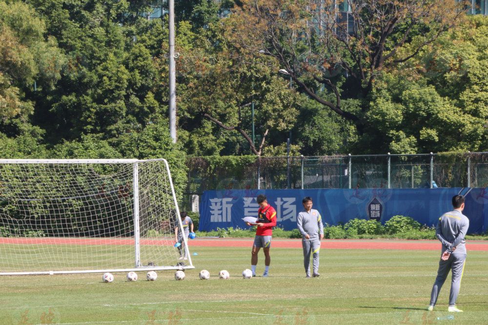 迪翁古司职防守型中场，今年曾代表塞内加尔参加U17世界杯，他将在2024年6月正式加盟切尔西。